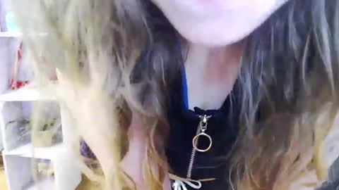 Z O E Y online show from 7, 3, 2025