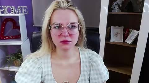 Z O E Y online show from 4, 2, 2026