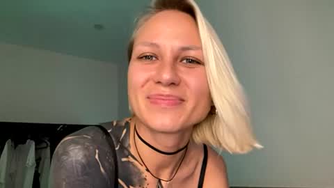 blonde_fuck_couple online show from 14, 6, 2026