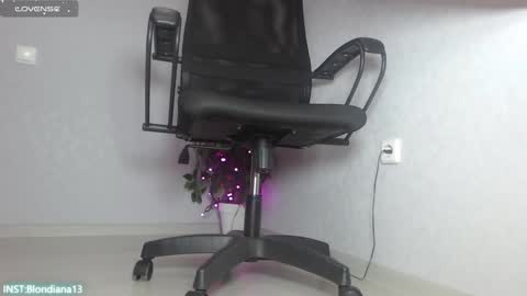 Im Di. I smell naked even when Im dressed. online show from 24, 12, 2024