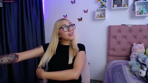 Soffy Brooks Independent model online show from 8, 5, 2026
