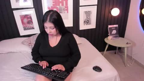 Snapshot of briana_whitee chatting on 18, 11, 2025 briana_whitee online show from 18, 11, 2025