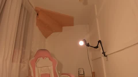 Nat  Independent model  Please help me to reach 200 thumbs up online show from 2, 1, 2025