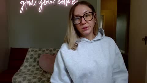 Snapshot of candicamgirl chatting on 4, 4, 2026 MissCandiJones online show from 4, 4, 2026