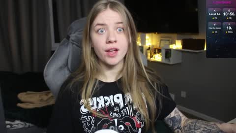 Snapshot of candy_meggie chatting on 6, 1, 2025 Megan online show from 6, 1, 2025