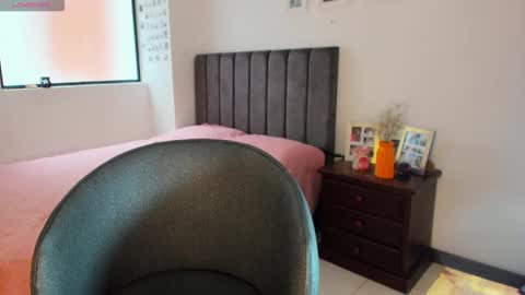 carolina_zaens online show from 10, 10, 2025