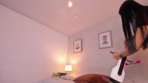 Snapshot of caroline_dh chatting on 8, 7, 2026 Caroline online show from 8, 7, 2026