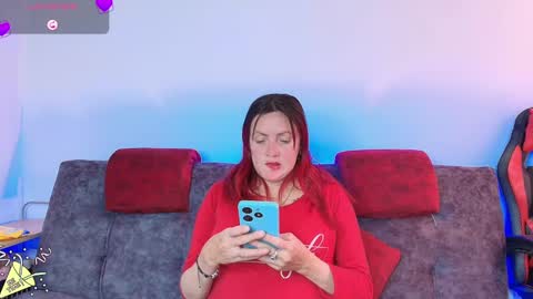 Carolinhe  online show from 11, 9, 2025