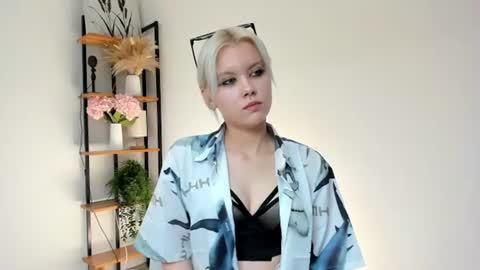Snapshot of cathiearzabala chatting on 25, 6, 2026 Mia online show from 25, 6, 2026
