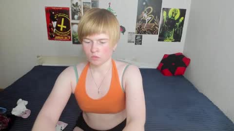 cattie_w_ online show from 20, 4, 2026