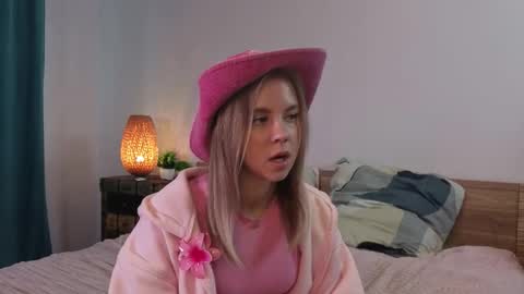 Snapshot of chantalglos chatting on 26, 11, 2025 Milana online show from 26, 11, 2025