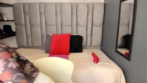 Charlot milf online show from 15, 4, 2026