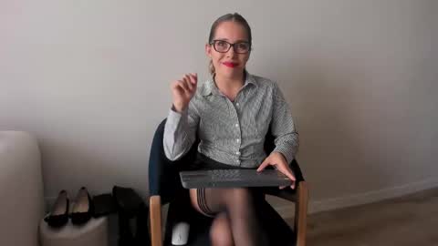 Regina Phalange online show from 7, 2, 2025