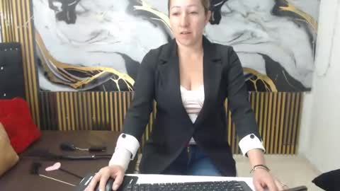 chrystal hotty online show from 23, 10, 2025