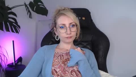 Snapshot of cinderellamoon chatting on 4, 6, 2026 Cinderella online show from 4, 6, 2026