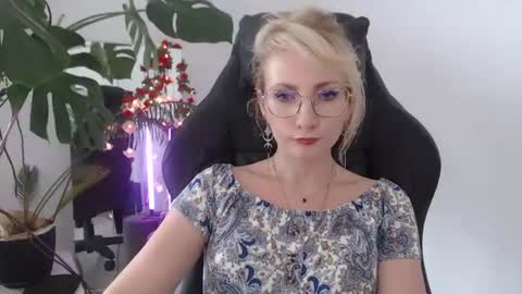 Snapshot of cinderellamoon chatting on 20, 7, 2026 Cinderella online show from 20, 7, 2026