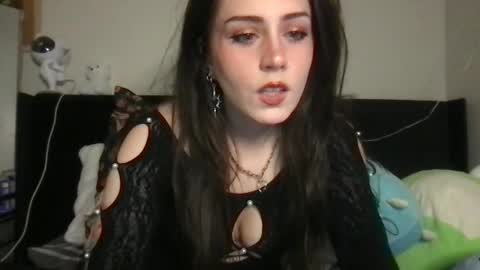 Snapshot of cinnamonpeaches chatting on 25, 4, 2026 Carmen online show from 25, 4, 2026
