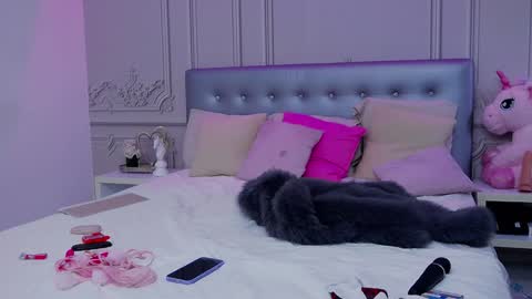 ClaraHazel online show from 1, 2, 2025