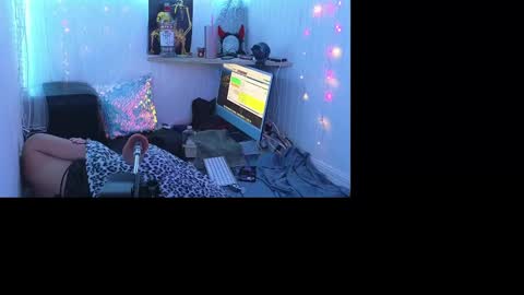 Clover51980 online show from 23, 12, 2024