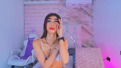 Snapshot of colett_hall chatting on 7, 7, 2026 colett online show from 7, 7, 2026