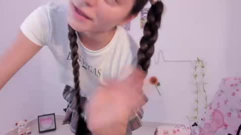 Coraline uwu     Bienvenidos al dulce mundo de Coraline    Hola amores soy Coraline  Una chica  tierna juguetona online show from 16, 7, 2026