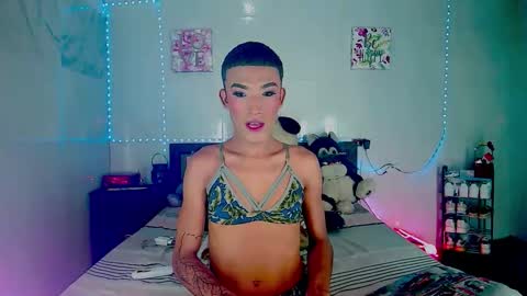 Snapshot of couple_sweet1016 chatting on 18, 10, 2025 ALEXA KIM online show from 18, 10, 2025