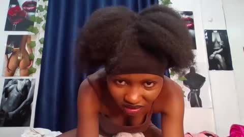 Snapshot of creamy_kitty5 chatting on 30, 11, 2025 Creamykitty online show from 30, 11, 2025