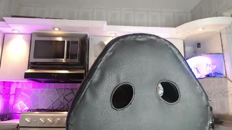 Snapshot of crisozzz chatting on 12, 4, 2026 Cristina Onazis online show from 12, 4, 2026