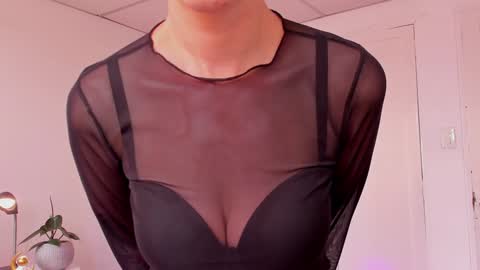 Leonela online show from 12, 12, 2024