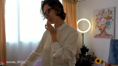 Leonela online show from 2, 2, 2026