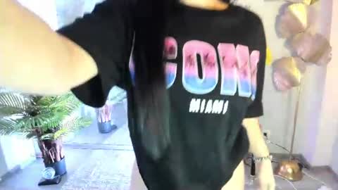 Snapshot of cupcake_izzy chatting on 21, 6, 2026 cupcake_izzy online show from 21, 6, 2026