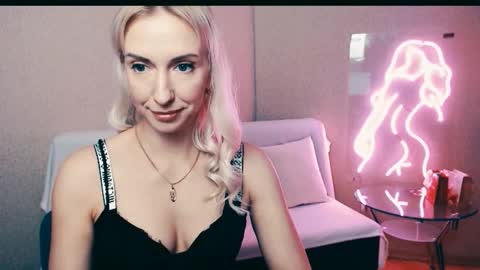 cute_smile_shy online show from 28, 10, 2025