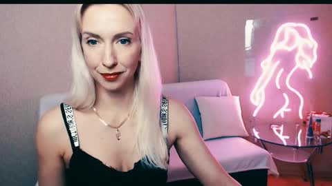 cute_smile_shy online show from 4, 11, 2025