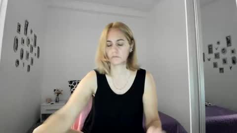 Snapshot of cutehana chatting on 1, 11, 2025 MADY online show from 1, 11, 2025