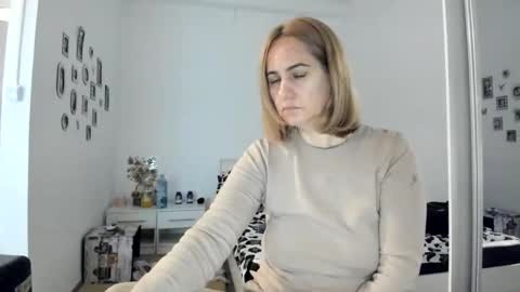 Snapshot of cutehana chatting on 16, 11, 2025 MADY online show from 16, 11, 2025