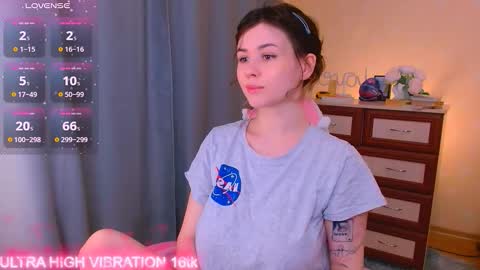 Snapshot of cutie_mili chatting on 6, 10, 2025 mili online show from 6, 10, 2025