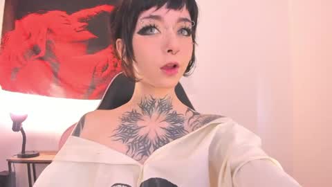 Snapshot of cyberia____________________ chatting on 19, 5, 2026 cel I am independent Help me reach 200 thumbs up uwu online show from 19, 5, 2026
