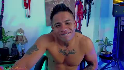 Snapshot of damian_torner chatting on 5, 1, 2025 Damian torner online show from 5, 1, 2025