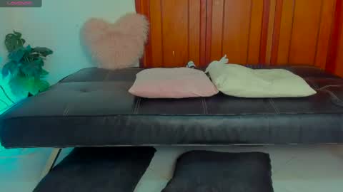 Kary-- independent model Schedule 0530am-1000am colombian time online show from 17, 2, 2025