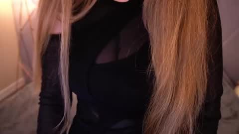 danielareign online show from 18, 4, 2026