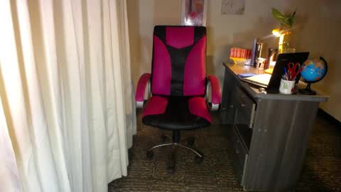 Snapshot of danielle_rose_ chatting on 11, 4, 2026 Angie online show from 11, 4, 2026