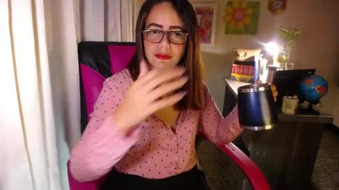 Snapshot of danielle_rose_ chatting on 28, 5, 2026 Angie online show from 28, 5, 2026