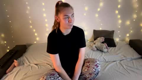 Snapshot of dasha_mom chatting on 20, 12, 2024 kisses4u thanks follow me i like new follow online show from 20, 12, 2024