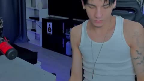 Snapshot of davisross chatting on 23, 12, 2025 davis online show from 23, 12, 2025