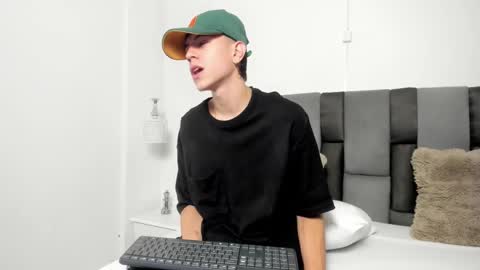 Snapshot of dei_v_48 chatting on 13, 2, 2025 DEIVY online show from 13, 2, 2025