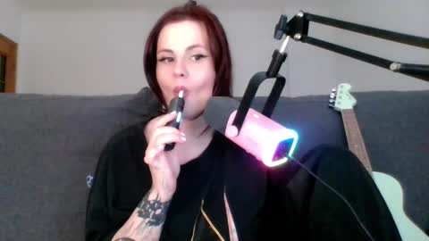 dellacrush_ online show from 5, 3, 2025