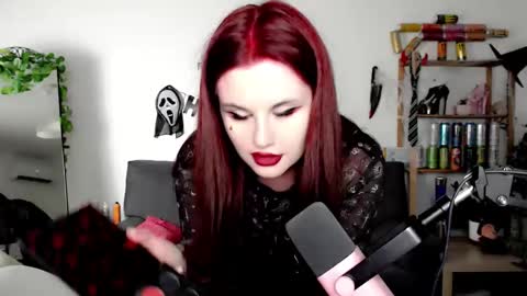 dellacrush_ online show from 18, 10, 2025