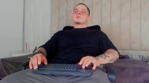 Snapshot of dennis_munera chatting on 4, 1, 2025 dennis munera online show from 4, 1, 2025
