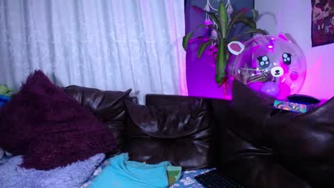 Independent model online show from 2, 1, 2025