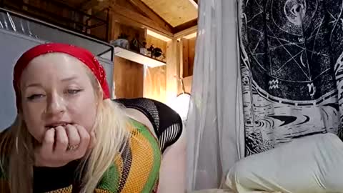 Snapshot of dirtydaisy1998 chatting on 11, 5, 2026 Daisy Wylde online show from 11, 5, 2026